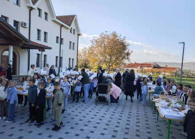 (VIDEO) Učenici Prve osnovne škole Široki Brijeg obilježili Dan kruha i darivali djecu s poteškoćama