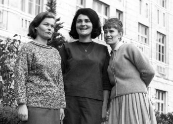 Fotografija iz prošlosti: Učiteljice ispred zgrade gimnazije, Slava Marić, Milka Begić i Regina Jurilj