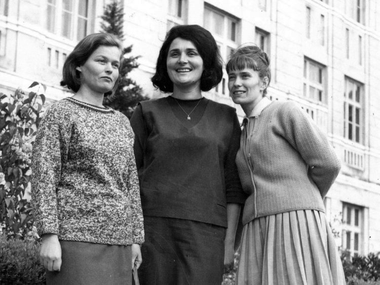 Fotografija iz prošlosti: Učiteljice ispred zgrade gimnazije, Slava Marić, Milka Begić i Regina Jurilj
