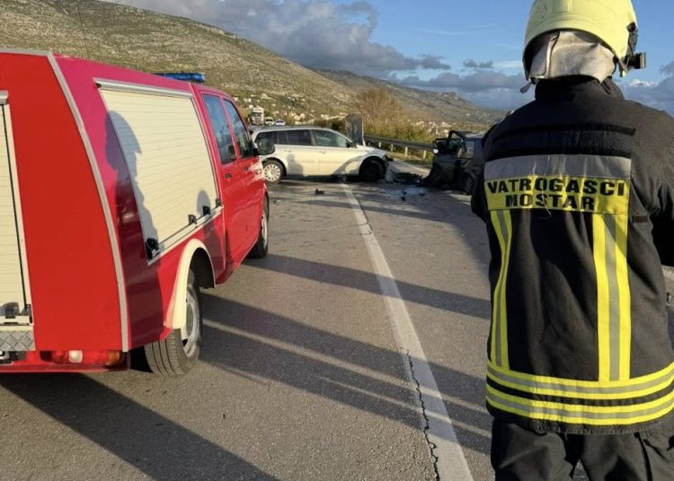 U teškoj nesreći kod Mostara poginuo bračni par, ozlijeđene tri djevojke iz Širokog Brijega