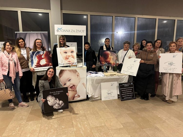 OFS Međugorje u molitvi pred mostarskom bolnicom: Zajedno za život