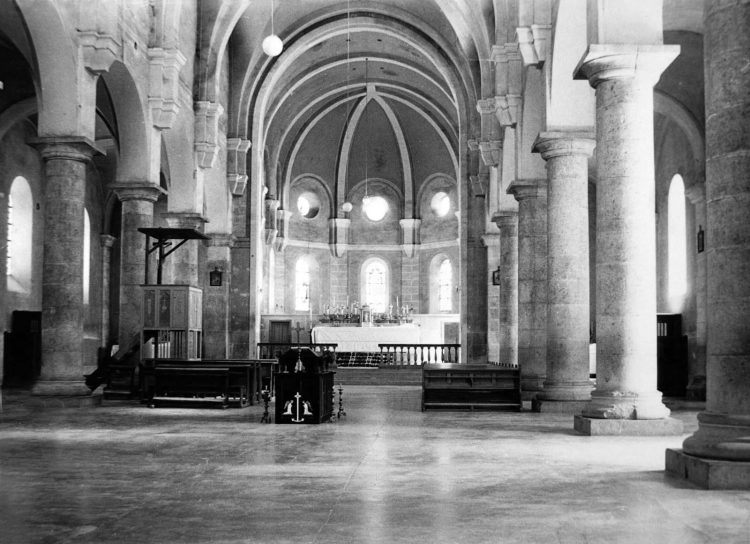Fotografija prošlosti: Unutrašnjost i detalji crkve na Širokom Brijegu iz 1939.