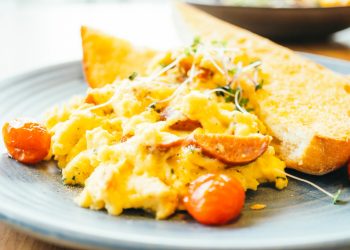 Minutni omlet bez tave i štednjaka: Brzo i jednostavno!