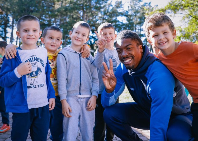 Treneri i igrači HKK Široki posjetili škole i vrtiće u cilju promocije škole košarke