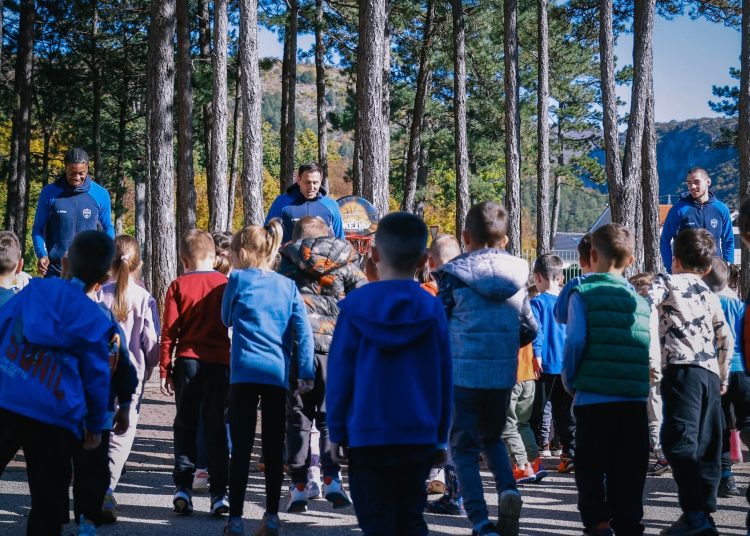 Treneri i igrači HKK Široki posjetili škole i vrtiće u cilju promocije škole košarke