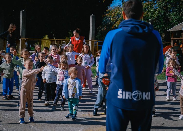 Treneri i igrači HKK Široki posjetili škole i vrtiće u cilju promocije škole košarke