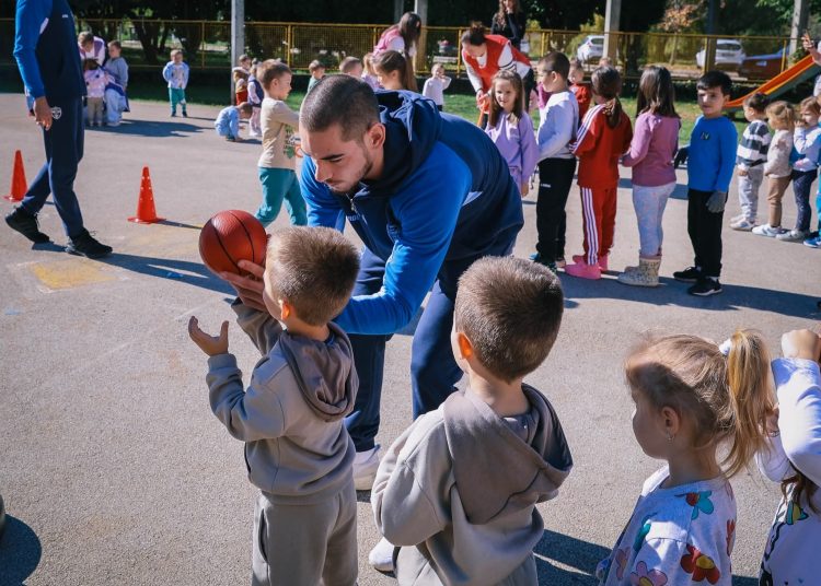 Treneri i igrači HKK Široki posjetili škole i vrtiće u cilju promocije škole košarke