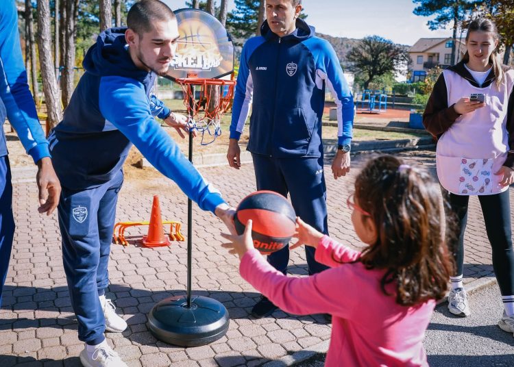 Treneri i igrači HKK Široki posjetili škole i vrtiće u cilju promocije škole košarke