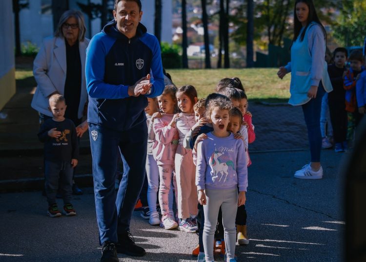 Treneri i igrači HKK Široki posjetili škole i vrtiće u cilju promocije škole košarke
