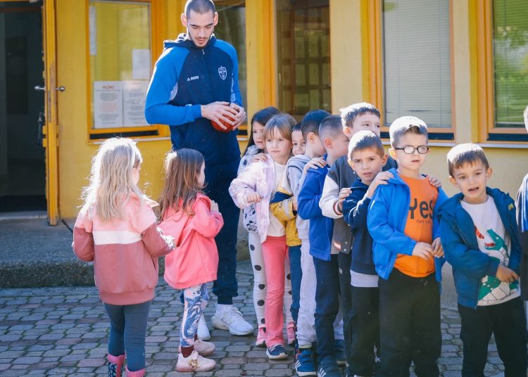 Treneri i igrači HKK Široki posjetili škole i vrtiće u cilju promocije škole košarke