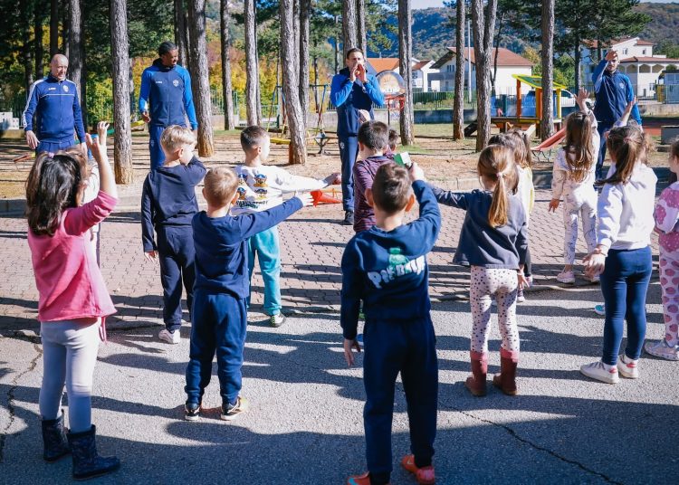 Treneri i igrači HKK Široki posjetili škole i vrtiće u cilju promocije škole košarke