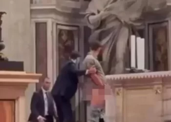 (VIDEO) Šok u bazilici sv. Petra: Skinuo hlače i urinirao po oltaru usred mise