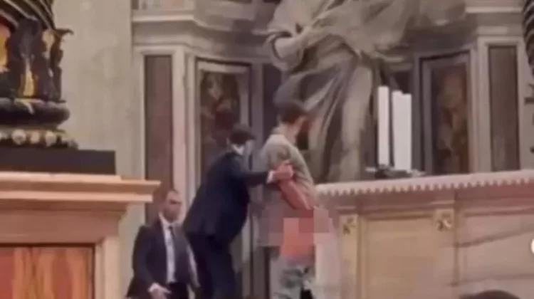 (VIDEO) Šok u bazilici sv. Petra: Skinuo hlače i urinirao po oltaru usred mise