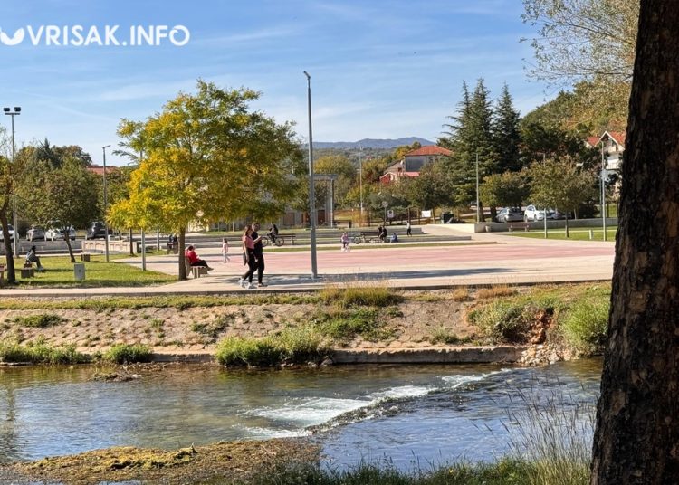 Sunčana nedjelja u Parku širokobrijeških branitelja: Igra, šetnja i druženje