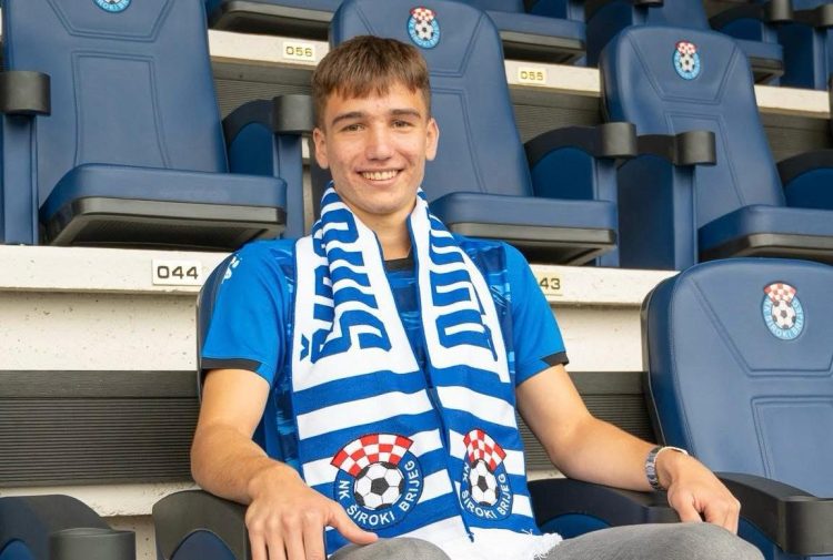 Širokobriježanin Matej Hrkać s klubom na Pecari potpisao prvi profesionalni ugovor