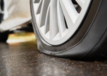 Muškarac iz Posušja optužen da je bušilicom probušio gume susjedu