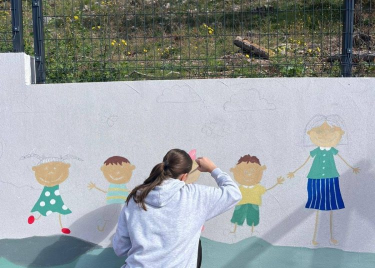 Posuški gimnazijalci uredili vanjske zidove OŠ Ivana Mažuranića