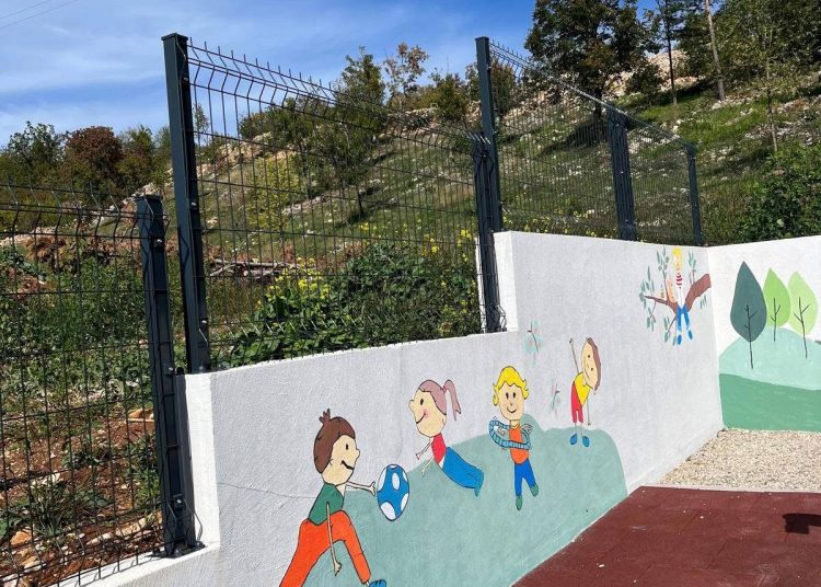 Posuški gimnazijalci uredili vanjske zidove OŠ Ivana Mažuranića