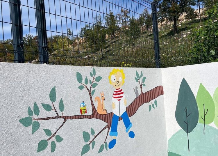 Posuški gimnazijalci uredili vanjske zidove OŠ Ivana Mažuranića