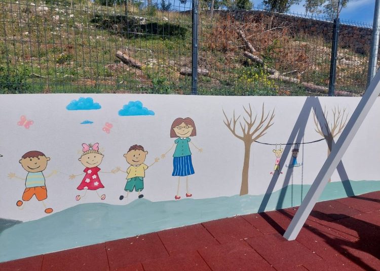Posuški gimnazijalci uredili vanjske zidove OŠ Ivana Mažuranića