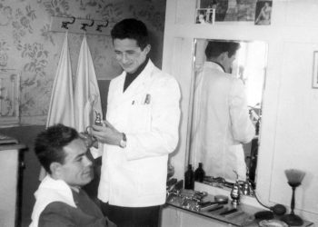 Fotografija iz 1962. kako Vencel Ljubić brije Iliju Petrovića
