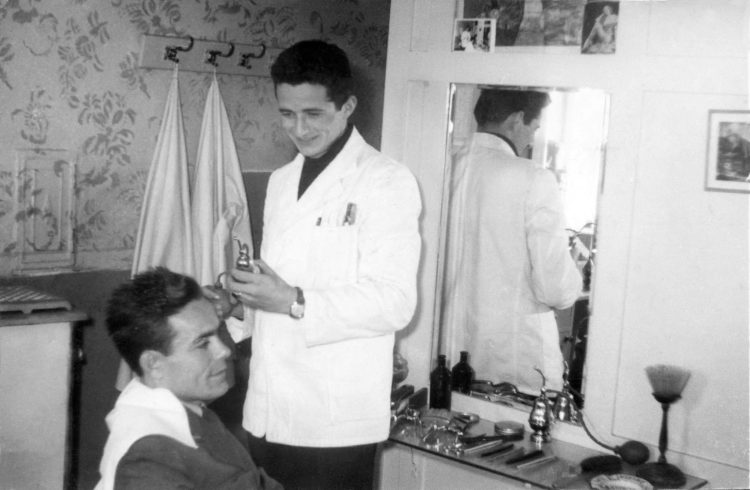 Iz prošlosti Širokog Brijega: Fotografija iz 1962. kako Vencel Ljubić brije Iliju Petrovića