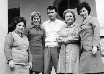 Iz prošlosti Širokog Brijega: Učiteljice s učiteljem ispred “male” škole 1971. godine