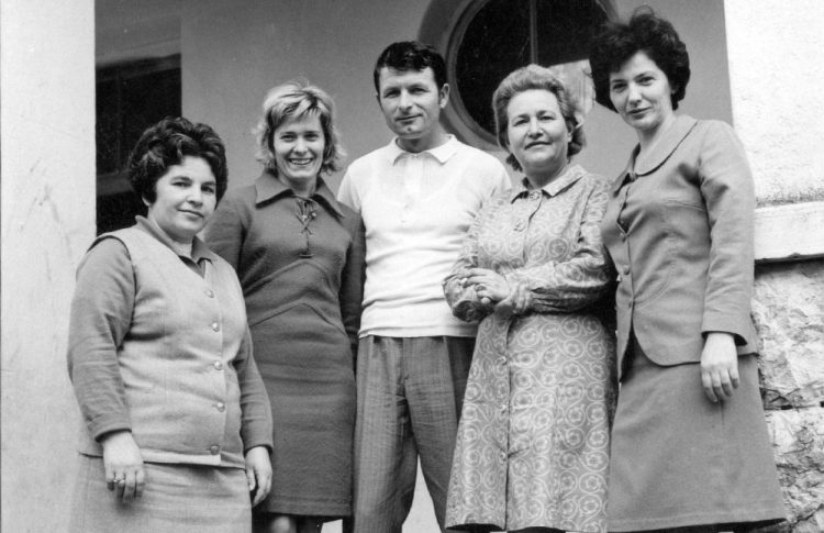Iz prošlosti Širokog Brijega: Učiteljice s učiteljem ispred “male” škole 1971. godine