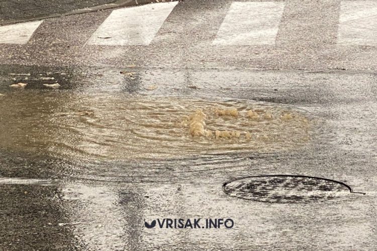 Izlijevanje fekalnih voda u Širokom Brijegu kod zgrade Vlade ŽZH
