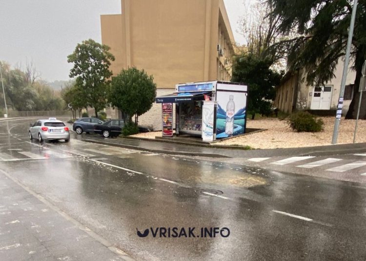 Izlijevanje fekalnih voda u Širokom Brijegu kod zgrade Vlade ŽZH