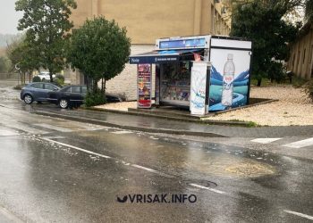 Izlijevanje fekalnih voda u Širokom Brijegu kod zgrade Vlade ŽZH