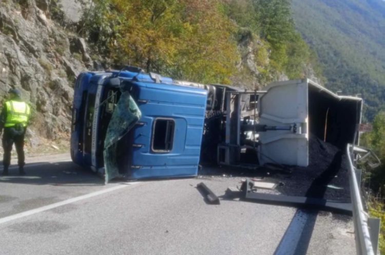 Na cesti Mostar – Jablanica prevrnuo se kamion