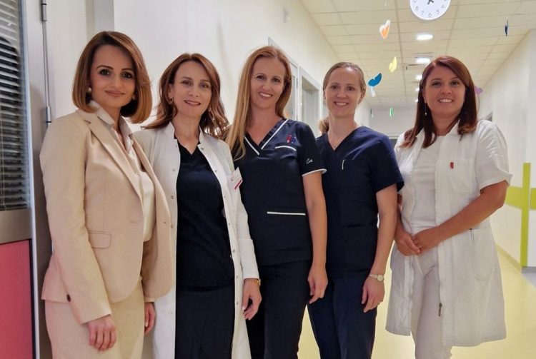 Nova knjižnica za male pacijente u SKB Mostar: Akcija “Otvori knjigu, zatvori ekran”