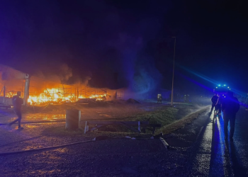 Veliki požar na tržnici “Arizona” u Brčkom: Izgorjela hala s tekstilom, nema ozlijeđenih
