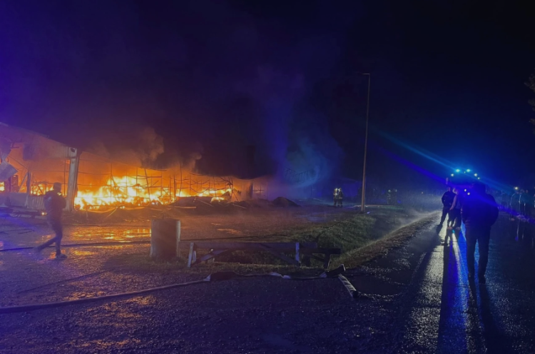 Veliki požar na tržnici “Arizona” u Brčkom: Izgorjela hala s tekstilom, nema ozlijeđenih