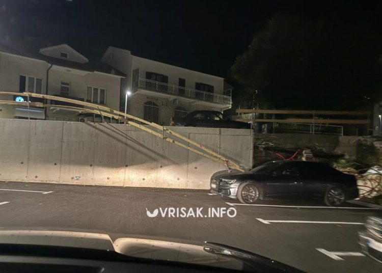 Na novom parkingu kod Doma zdravlja Široki Brijeg vjetar srušio ogradu na automobil