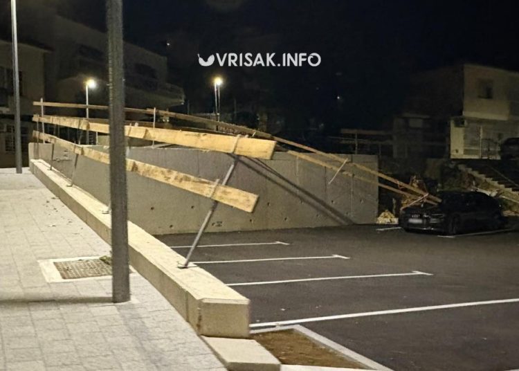 Na novom parkingu kod Doma zdravlja Široki Brijeg vjetar srušio ogradu na automobil