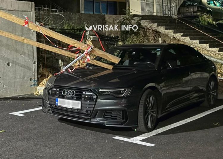 Na novom parkingu kod Doma zdravlja Široki Brijeg vjetar srušio ogradu na automobil