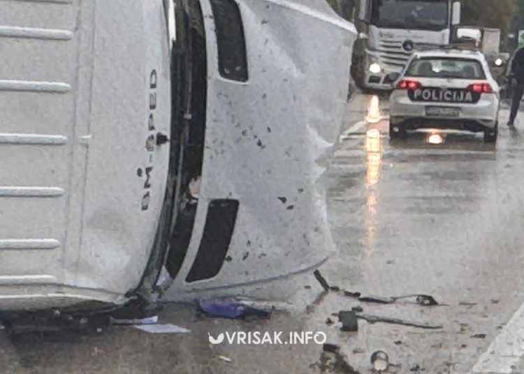 Na zaobilaznici u Širokom Brijegu prevrnuo se kombi, intervenirala Hitna pomoć