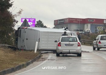 Na zaobilaznici u Širokom Brijegu prevrnuo se kombi, intervenirala Hitna pomoć