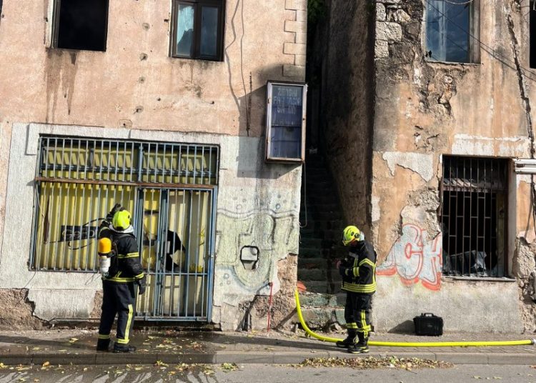 Široki Brijeg: Požar na kući u središtu grada, vatrogasci na terenu