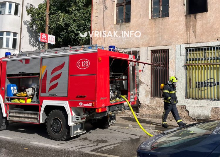 Široki Brijeg: Požar na kući u središtu grada, vatrogasci na terenu