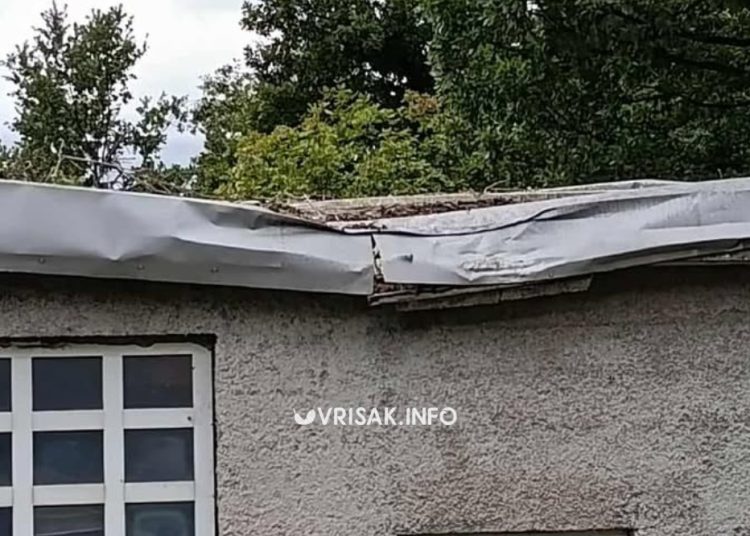 Snažan vjetar u Širokom Brijegu: Stablo palo na ugostiteljski objekat