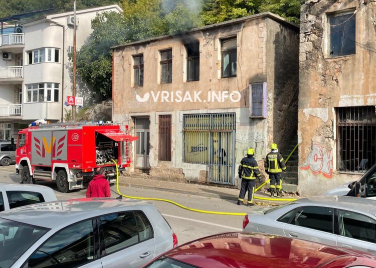 Široki Brijeg: Požar na kući u središtu grada, vatrogasci na terenu