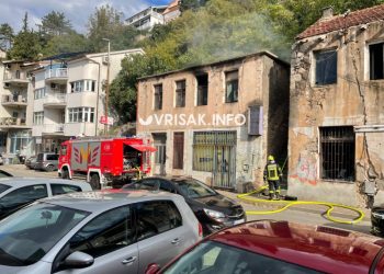 Široki Brijeg: Požar na kući u središtu grada, vatrogasci na terenu