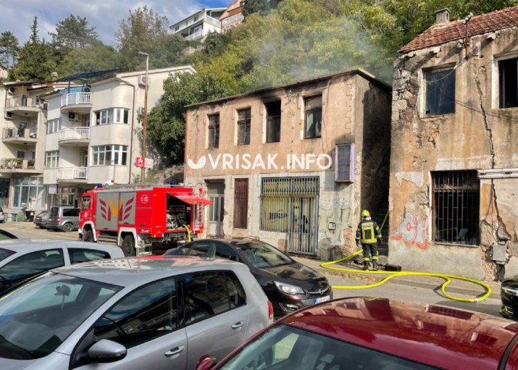 Široki Brijeg: Požar na kući u središtu grada, vatrogasci na terenu