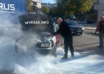 Široki Brijeg: Zapalio se automobil u centru, prolaznici priskočili u pomoć