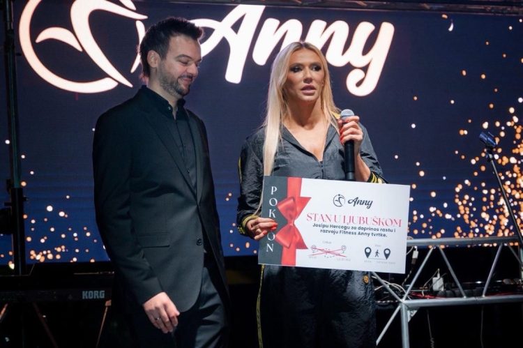 Dirljiv čin zahvalnosti: Anny Chanel svom zaposleniku poklonila stan