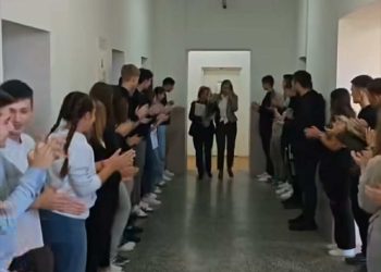 Emotivan oproštaj u Mostaru: Pogledajte kako je Druga gimnazija ispratila pedagogicu u mirovinu