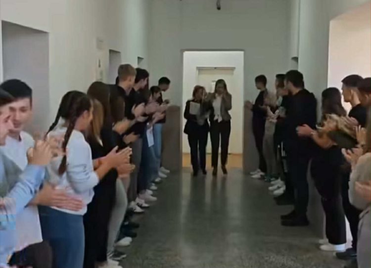 Emotivan oproštaj u Mostaru: Pogledajte kako je Druga gimnazija ispratila pedagogicu u mirovinu